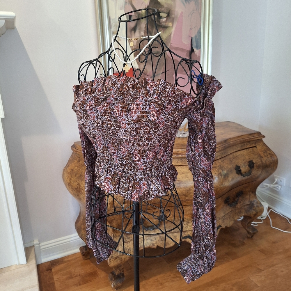 Never worn Anthropologie ruched crop tank with off the shoulder sleeves.  XS